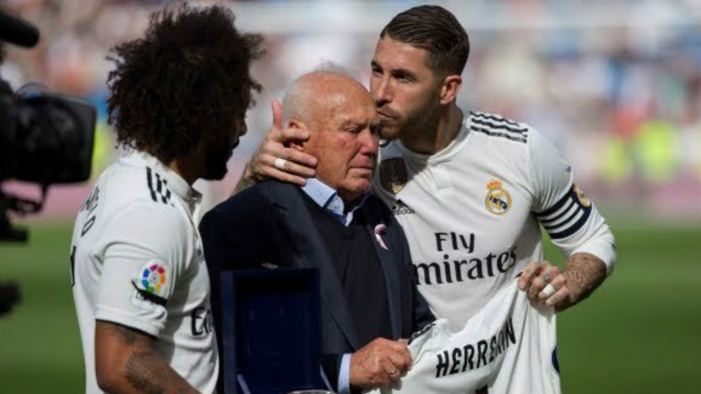 Sergio Ramos y Marcelo durante el homenaje a Herrerín. (EFE)