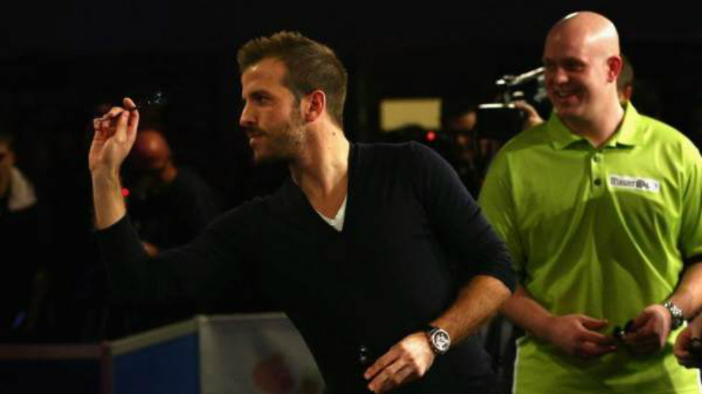 Van der Vaart jugando a los dardos (AFP)