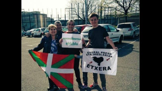 El último jefe de ETA posa con un cartel de EH Bildu tras salir en libertad