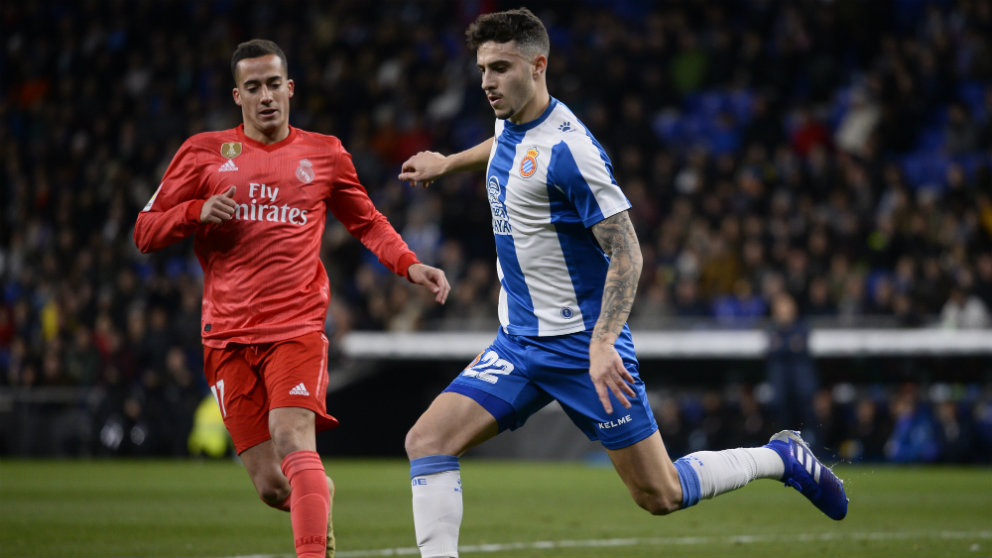 Mario Hermoso ante Lucas Vázquez (AFP)