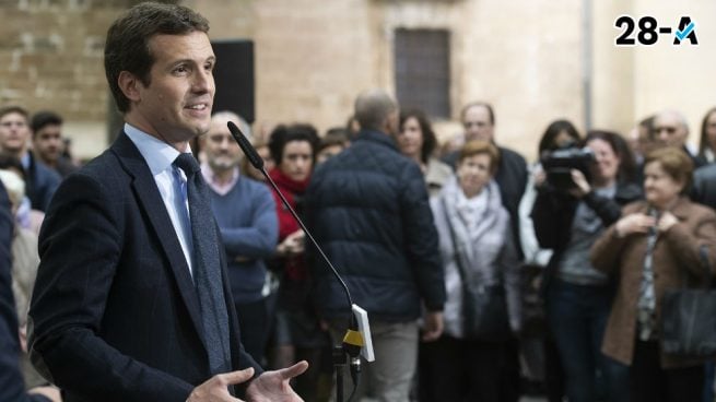 Casado se compromete a no suprimir el diésel y acusa a Sánchez de actuar con demagogia