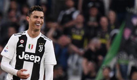 Cristiano Ronaldo celebra el Scudetto que ha ganado con la Juventus. (AFP)