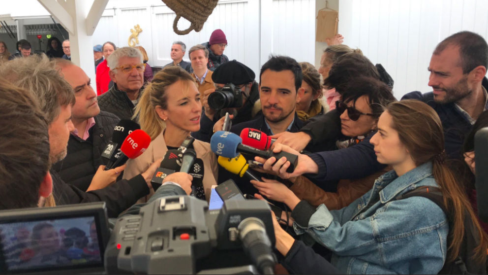 Cayetana Álvarez de Toledo, atendiendo a los medios en Castelldefels. (Foto: @PPCatalunya)