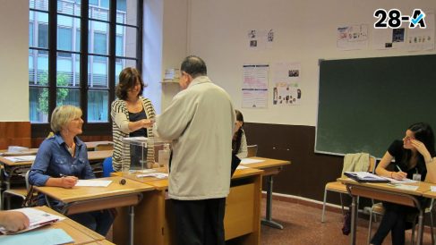 Un hombre ejerciendo su derecho al voto