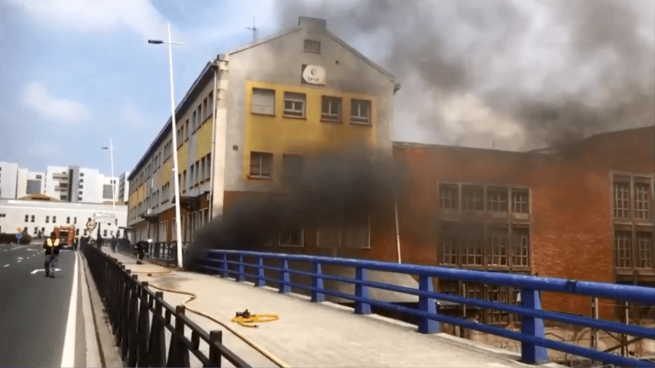 Un incendio en una nave de Santander obliga a suspender la circulación de 18 trenes