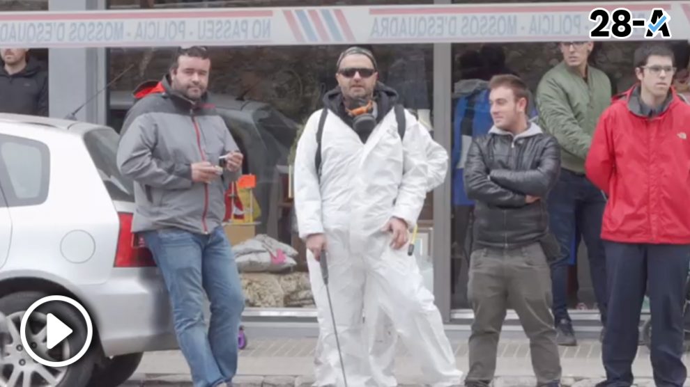 Los CDR acosan a Arrimadas y ‘fumigan’ la calle a su paso.