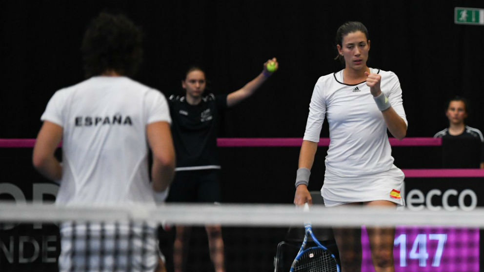 Garbiñe Muguruza y Carla Suárez celebran un punto durante el dobles. (Twitter)