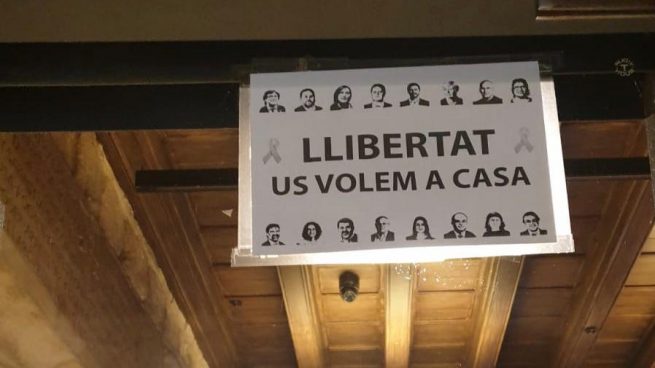 El PP pide a la Junta Electoral retirar pancartas separatistas de una biblioteca pública de Barcelona
