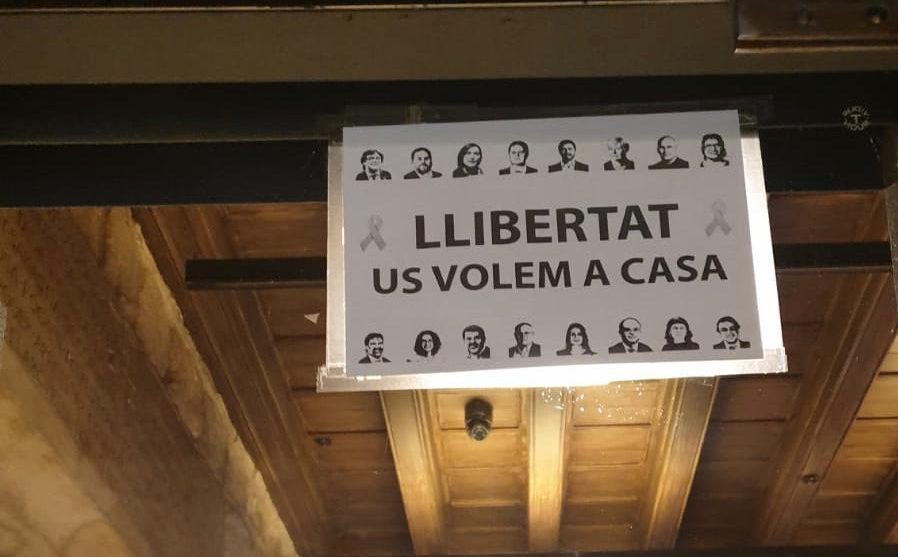 Símbolos separatistas en la Biblioteca de Cataluña. Foto: OKDIARIO