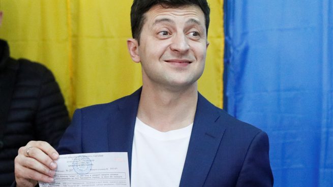 El actor Zelenski se estrena como presidente de Ucrania disolviendo el Parlamento
