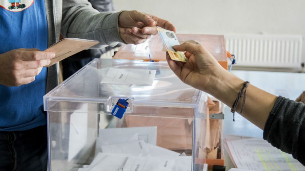 Ciudadano muestra su D.N.I. para votar en las pasadas Elecciones Generales de 2015 (Foto: iStock)