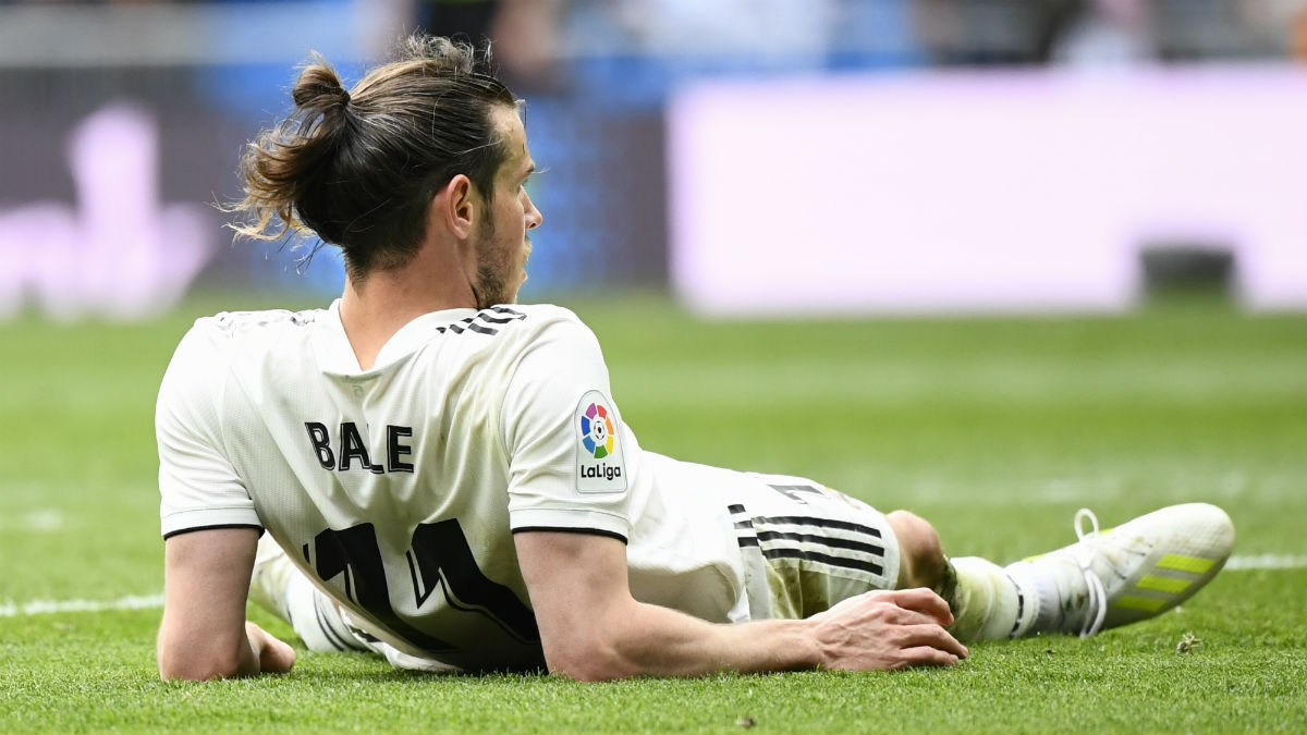 Gareth Bale, tumbado en un partido en el Bernabéu. (AFP)