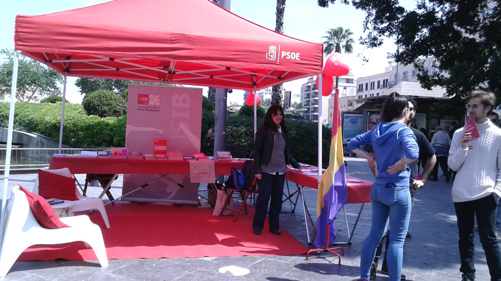 Carpa electoral del PSOE en la Plaza de España en Mallorca con la bandera republicana