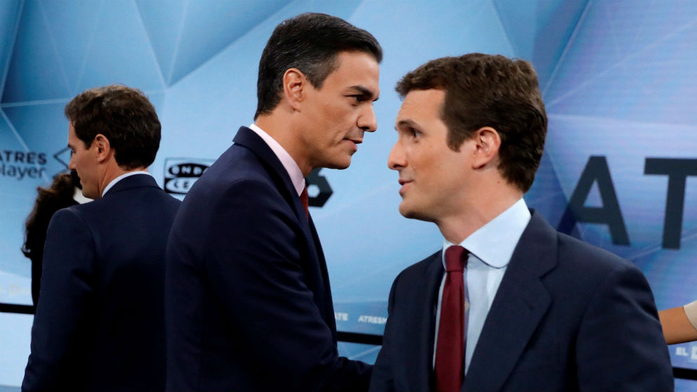Pablo Casado y Pedro Sánchez se cruzan antes de comenzar el debate en Atresmedia