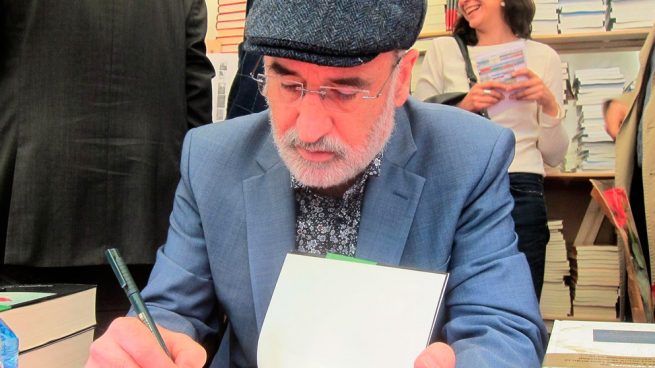 Fernando Aramburu, el autor del éxito de ventas 'Patria, firmando ejemplares en la fera de Sant Jordi en Barcelona. Foto: Europa Press