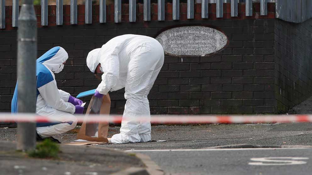 Dos operarios recogen pruebas en el lugar del asesinato en localidad de Londonderry, en la región británica de Irlanda del Norte