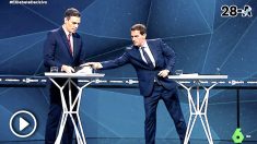 Rivera le entrega a Sánchez su tesis.