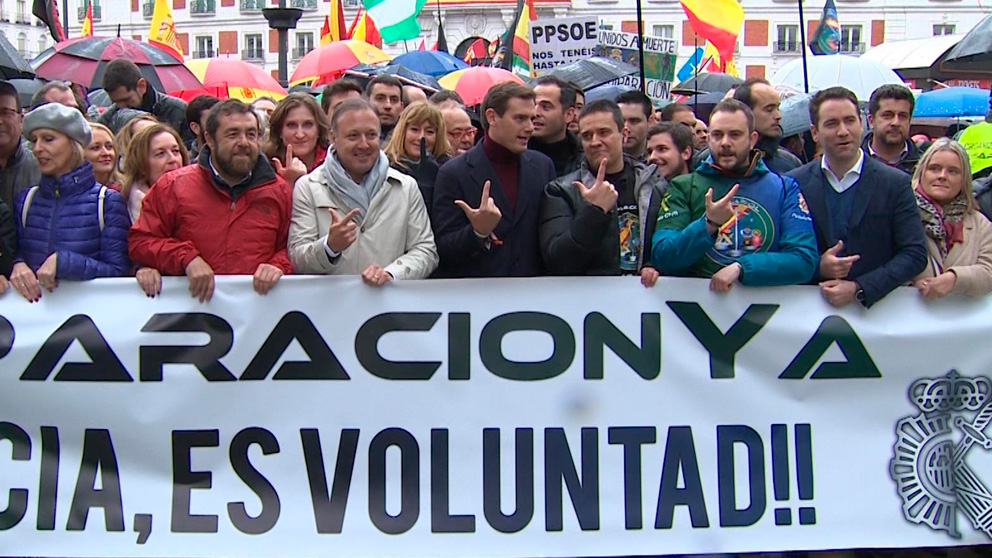 Una manifestación del sindicato Jusapol con políticos de Ciudadanos y PP exigiendo la equiparación salarial de los cuerpos policiales de España. Foto: Europa Press