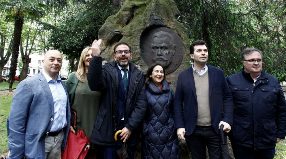 Margarita Robles, frente al monumento del fundador del PSOE Pablo Iglesias en Ferrol