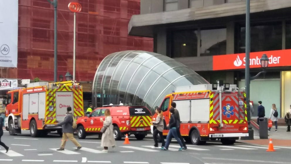 Dotaciones de bomberos frente a Metro Bilbao