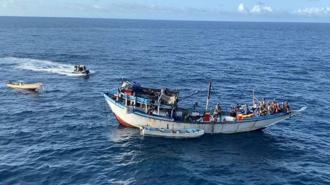 La fragata española ‘Navarra’ libera un pesquero yemení secuestrado por piratas somalíes