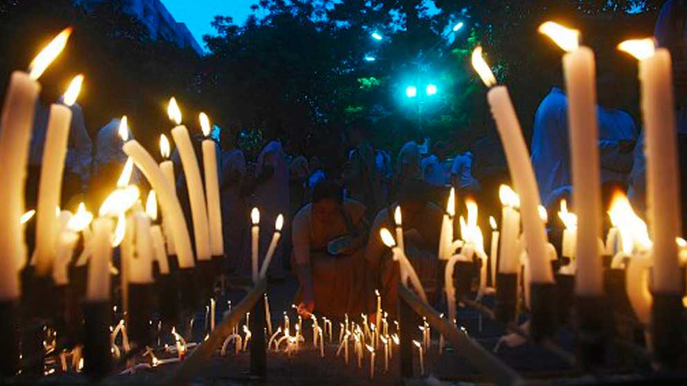Ciudadanos de Sri Lanka encienden velas en memoria de las víctimas de los atentados perpetrados el pasado Domingo de Resurrección. Foto: AFP