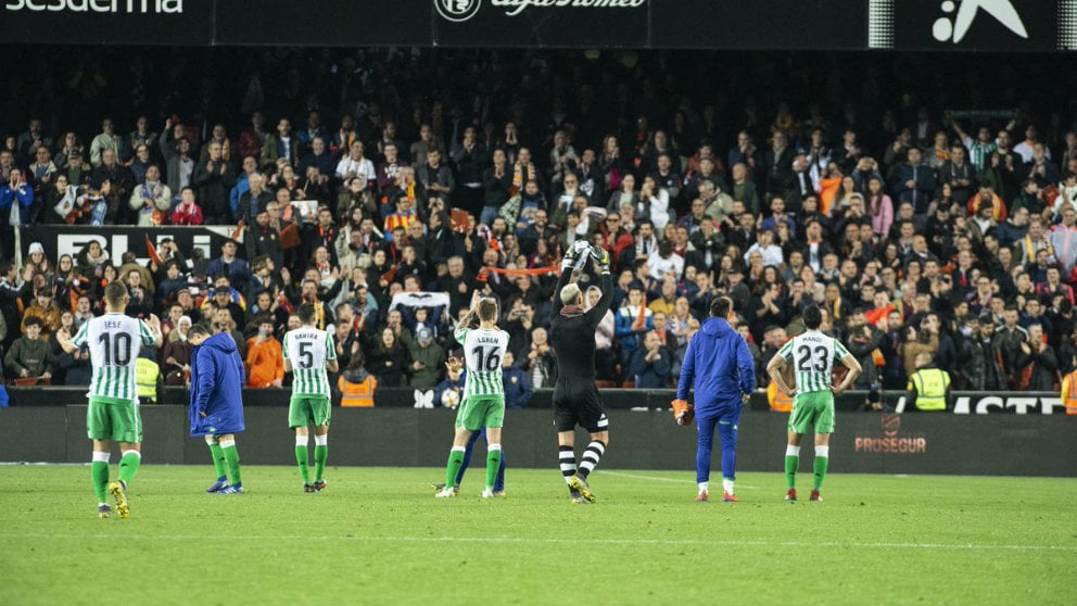 El Betis saluda a la afición tras ser eliminado en la Copa del Rey por el Valencia (@RealBetis_en)