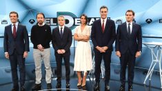 Los candidatos a presidir el Gobierno de España tras las elecciones generales, Pablo Casado (PP) (i); Pablo Iglesias (Unidas Podemos) (2i); Pedro Sánchez (PSOE) (2d) y Albert Rivera (Cs) (d), posan junto a los periodistas y presentadores Ana Pastor y Vicente Vallés (3i), antes del inicio del segundo debate electoral a cuatro celebrado este martes en la sede de Atresmedia, en Madrid. (Foto: Efe)