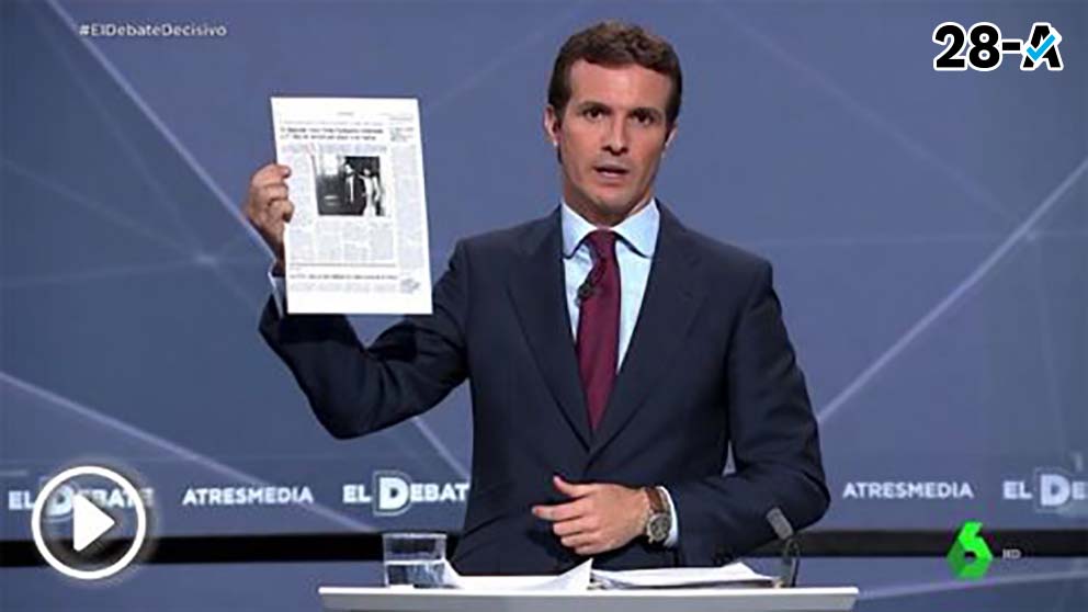 Pablo Casado muestra un periódico con la condena al socialista Eguiguren por pegar a su mujer