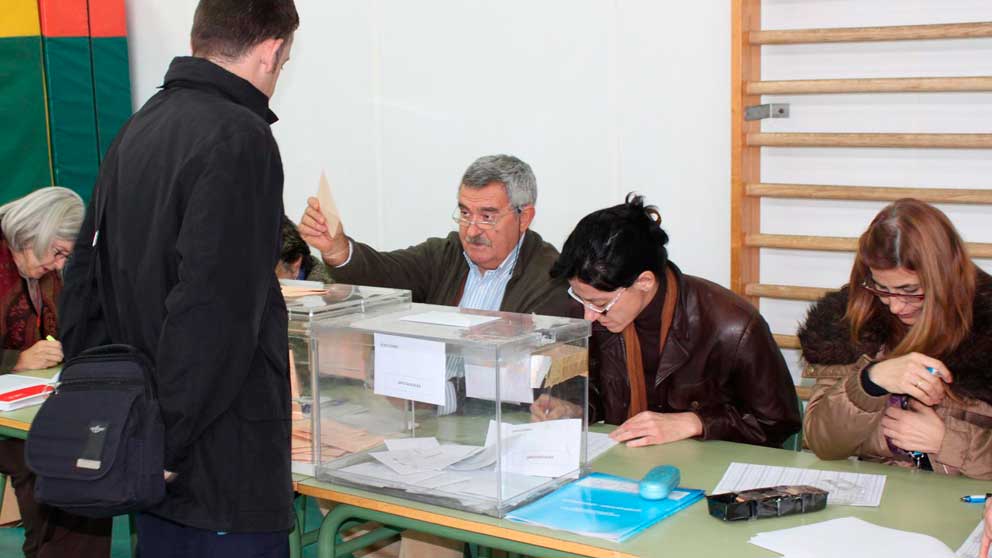 Un ciudadano ejerce su derecho al voto en una mesa electoral. Foto: Europa Press