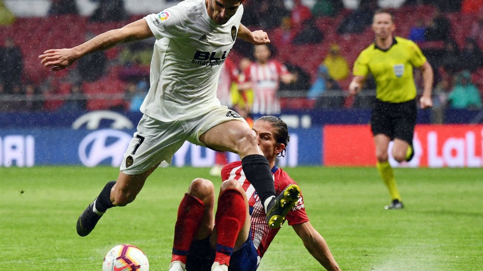 Filipe Luis con Guedes (AFP)