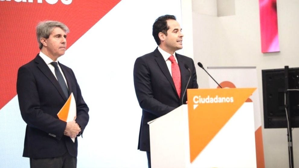 El candidato de C’s a la Presidencia de la Comunidad de Madrid, Ignacio Aguado, anuncia en rueda de prensa el fichaje del expresidente regional Ángel Garrido. (Foto: Europa Press)