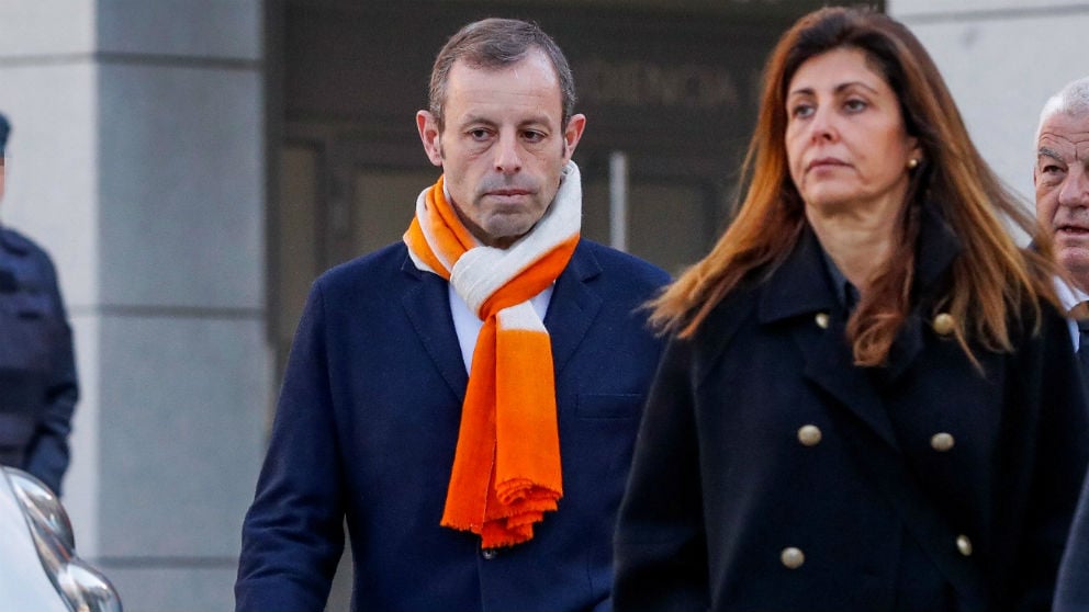 Sandro Rosell junto a su mujer, Marta Pineda. (EFE)