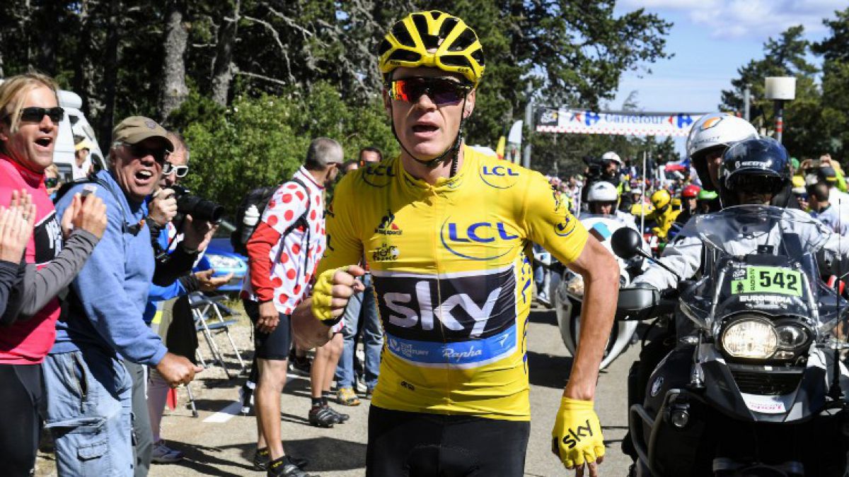 Chris Froome, corriendo en el Mont Ventoux tras perder su bicicleta.