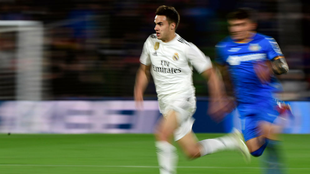 Reguilón, durante un partido en el Real Madrid. (AFP)