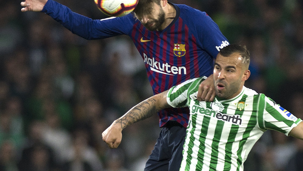 Jesé Rodríguez con Piqué (AFP)