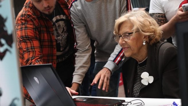 Manuela Carmena con jóvenes expertos en videojuegos. (Foto. Madrid)