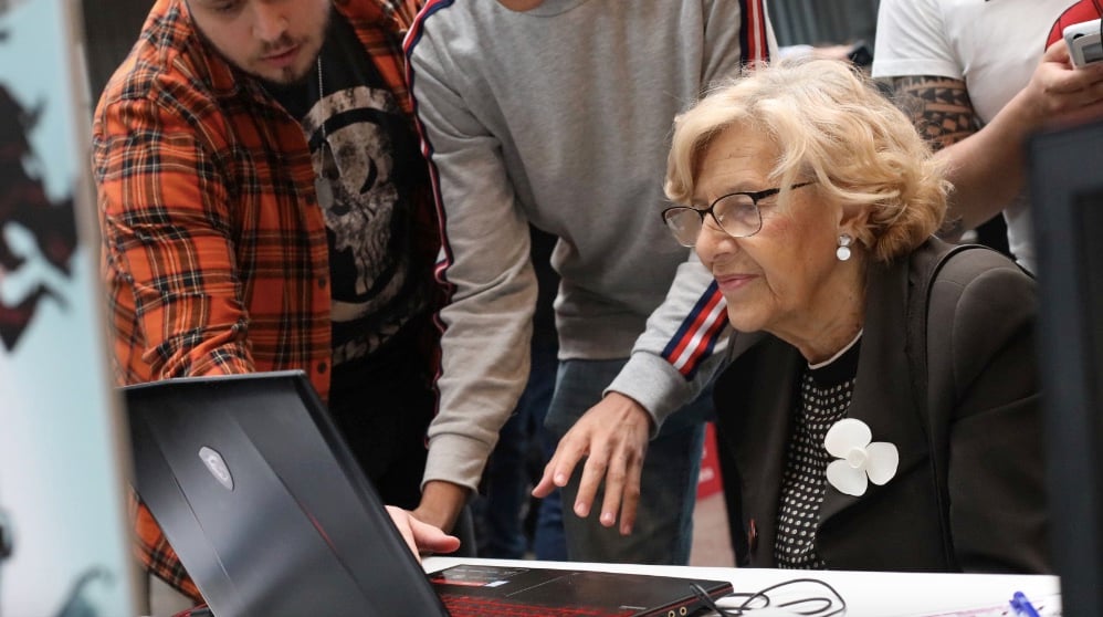 Manuela Carmena con jóvenes expertos en videojuegos. (Foto. Madrid)