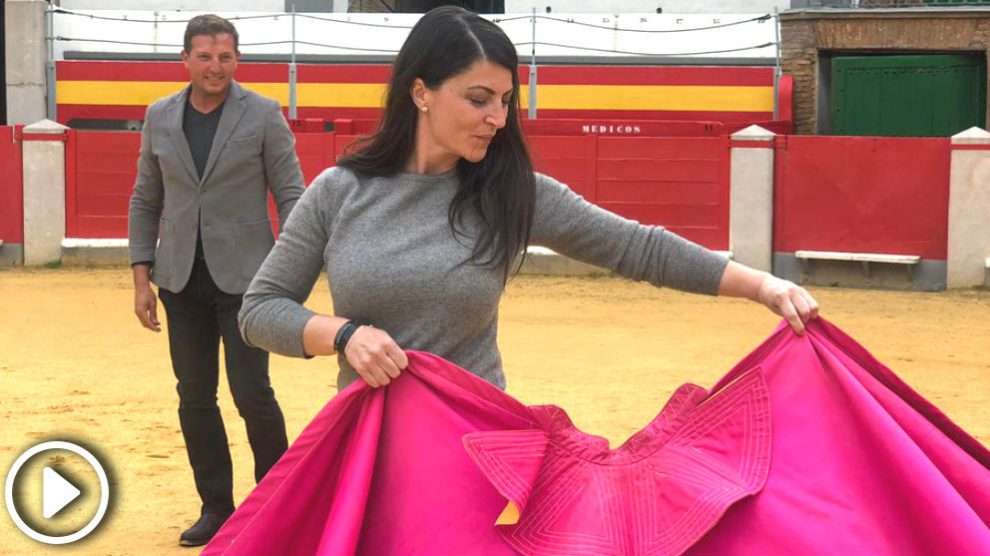 La candidata de Vox por Granada, Macarena Olona, salta al ruedo para apoyar la tauromaquia