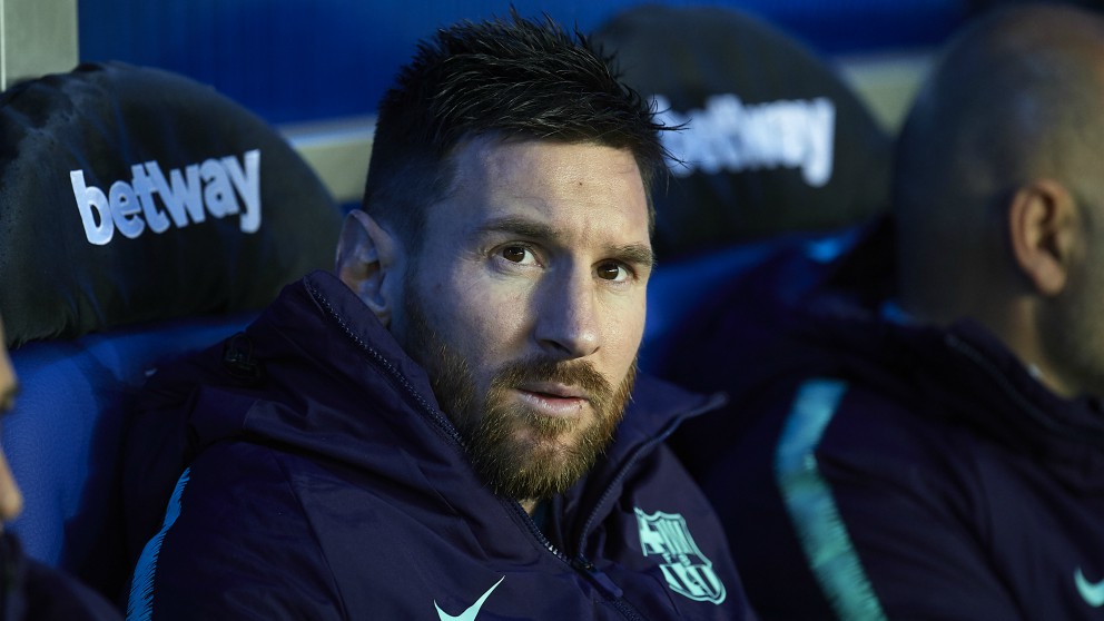 Messi, en el banquillo en un partido del Barcelona. (Getty)