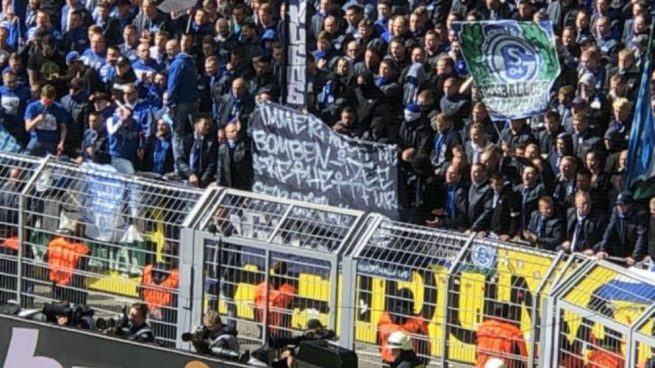 Pancarta de los ultras del Schalke.