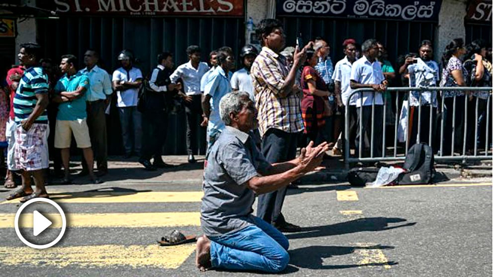 Ciudadanos rezan en la calle tras lo atentaos de Sri Lanka. Foto: AFP