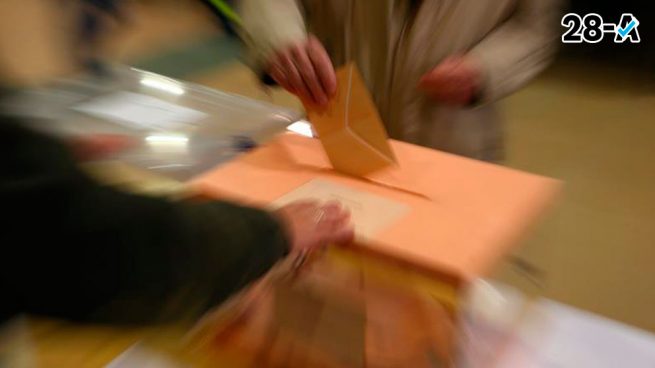 un ciudadano vota en las elecciones generales 2019. Foto: EFE