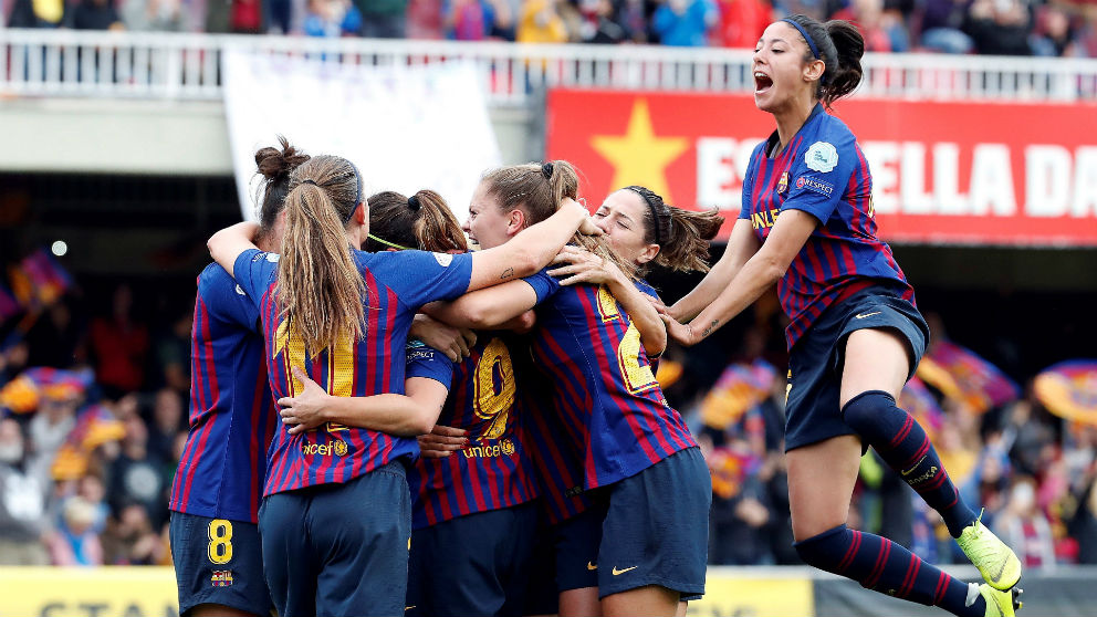 Las jugadoras del Barcelona celebran el gol de Mariona Caldentey. (EFE)