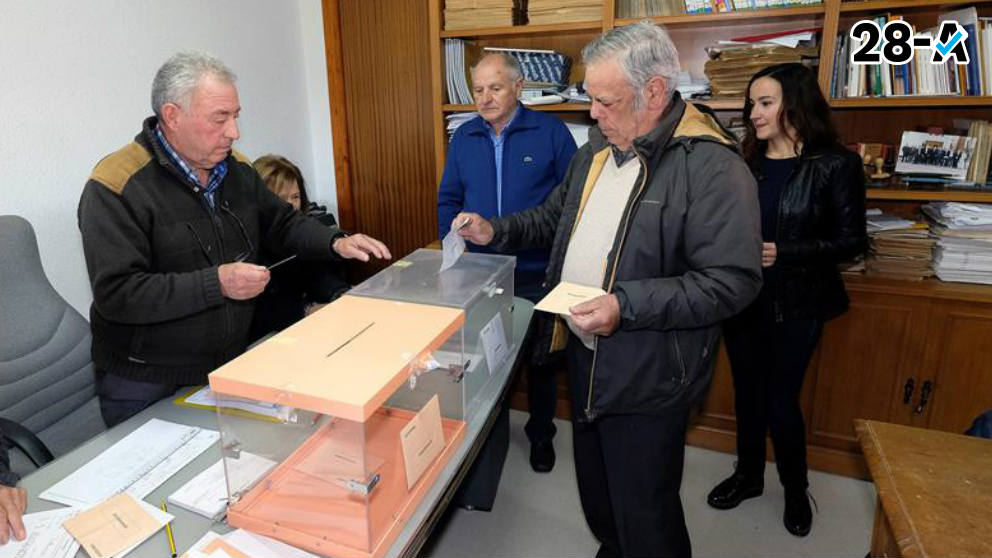 Los vecinos de Villarroya, en La Rioja, ejercen su derecho al voto
