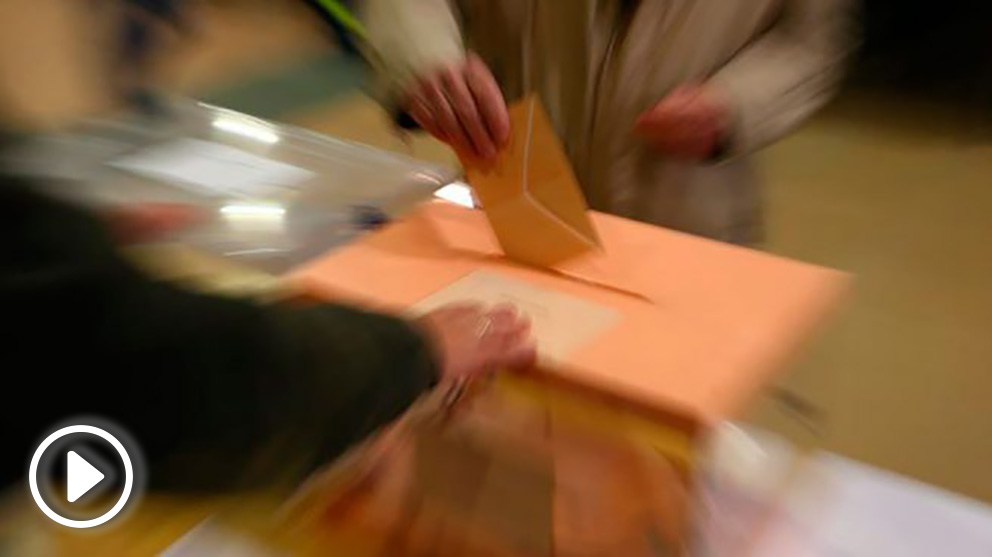 Un ciudadano vota en las elecciones generales 2019. Foto: EFE