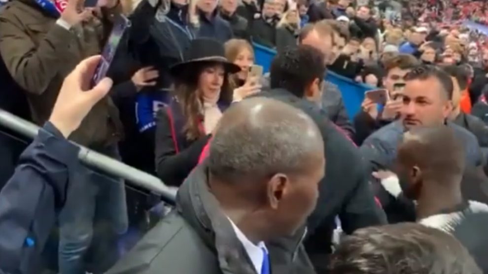 Neymar golpea a un aficionado