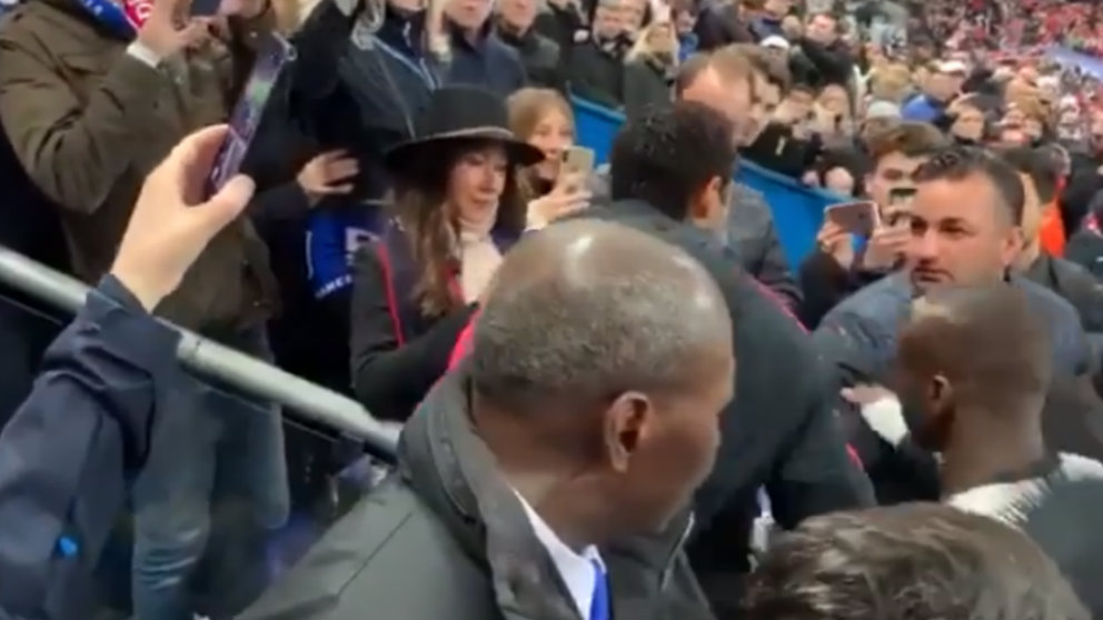 Neymar golpea a un aficionado