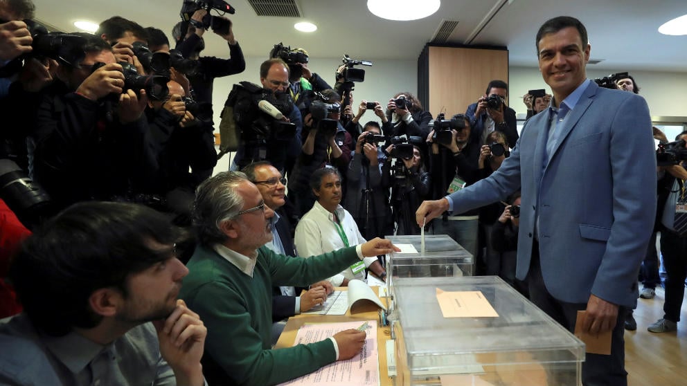 Pedro Sánchez vota en su colegio electoral