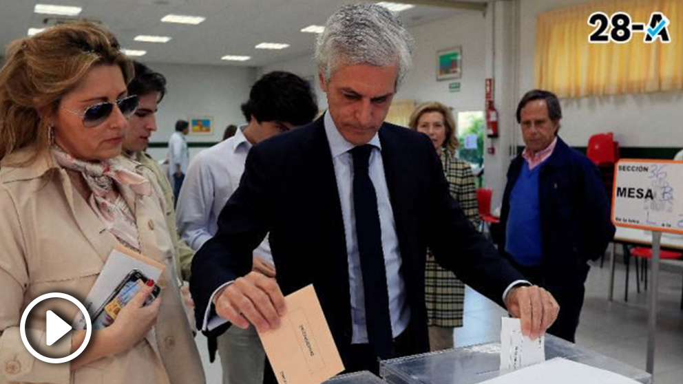 Adolfo Suárez Illana vota en las elecciones generales